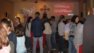 Jugendliche in unserem Gottesdienstraum bei einer Jugendveranstaltung von IchGlaubs.